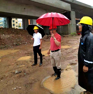 心系工地，夜不能寐——集團董事長孔德穩冒雨到十八大項目現場檢查指導工作