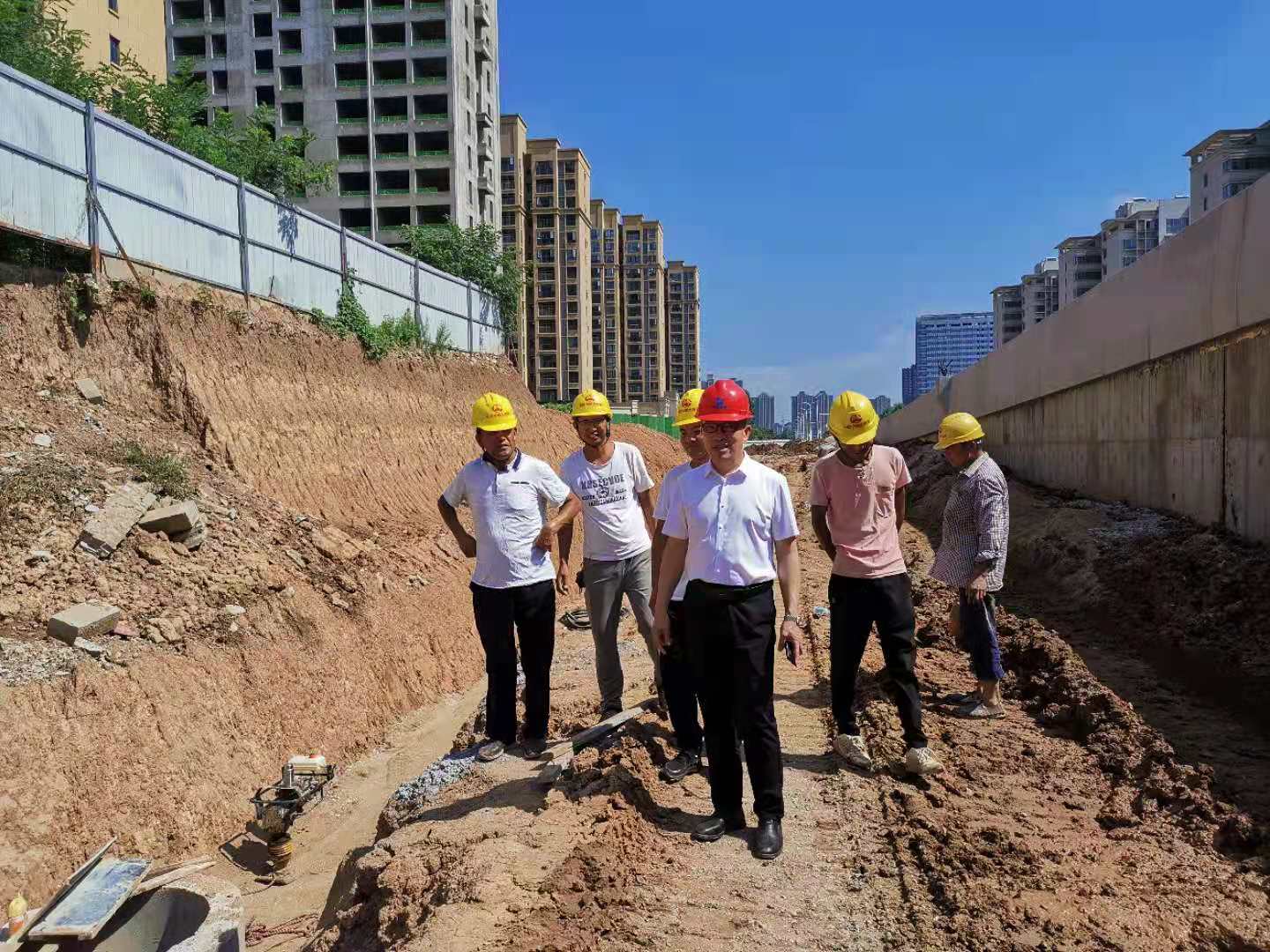 搶天奪時趕工期  齊心協力抓進度  董事長孔德穩深入十八大街項目工地一線了解施工情況