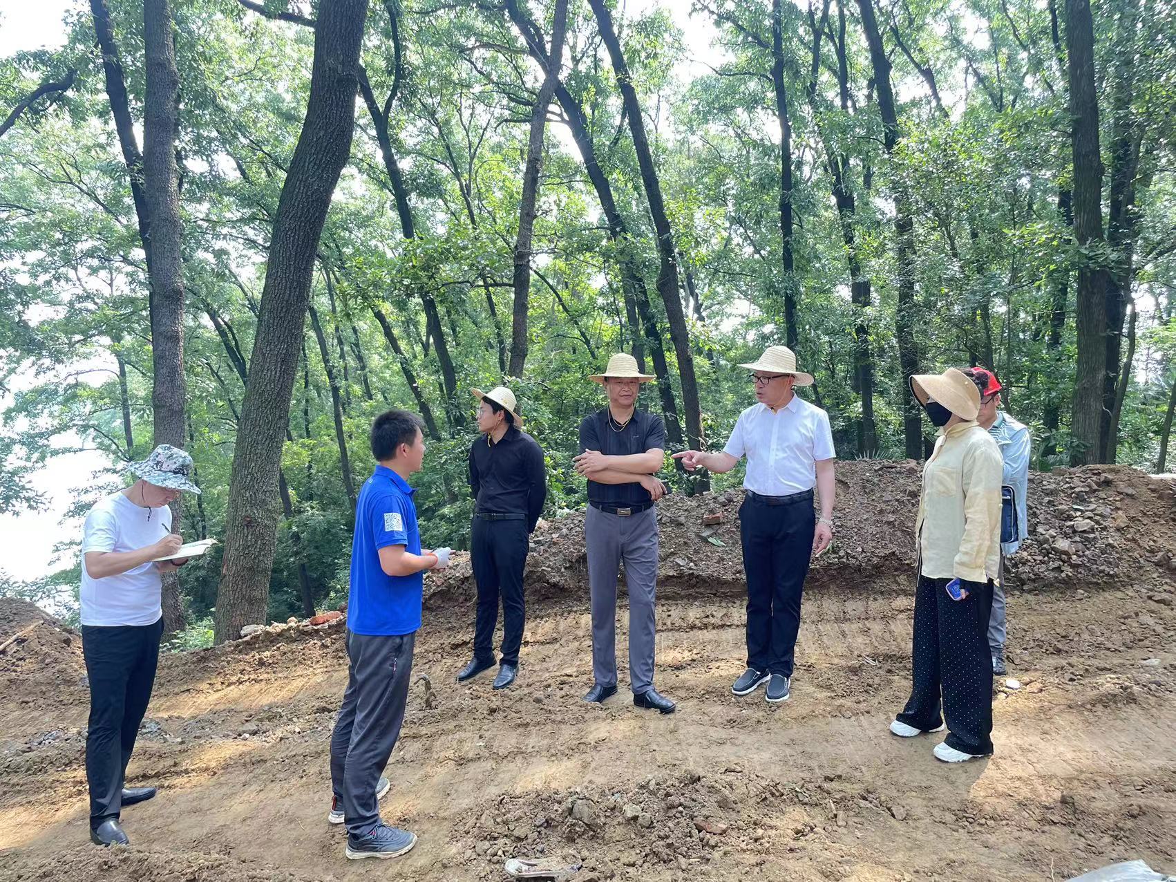炎炎夏日丨集團公司董事長孔德穩深入南灣湖鳥島項目檢查指導工作
